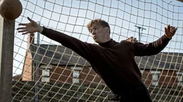 Bert Trautmann (David Kross) macht sich mit spektakul&auml;ren Paraden einen Namen.