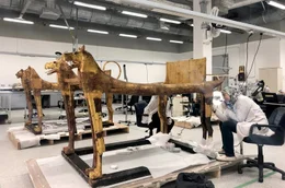 In den hochmodernen Werkst&auml;tten des neuen Museums werden die verschiedenen Fundst&uuml;cke, wie dieses Bett, gereinigt und restauriert.