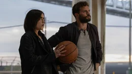 Dennis (Jamie Dornan, r.) Dennis (Jamie Dornan, r.)