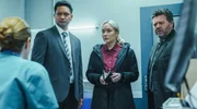 Pathologin Gina (Cristina Ionda, li.) teilt den Befund mit Chefermittler Mike Shepherd (Neill Rea, re.), Detective Kristin Sims (Fern Sutherland, 2. v. re.) und D.C. Daniel Chalmers (Jarod Rawiri): Die DJ-Ikone Vince Scully (Barnie Duncan) wurde ermordet!