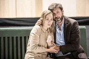 Louise (Elsa Dreisig) mit ihrem besitzergreifenden &ndash; teils missbr&auml;uchlichen &ndash; Vater (Nicolas Courjal)