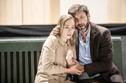 Louise (Elsa Dreisig) mit ihrem besitzergreifenden &ndash; teils missbr&auml;uchlichen &ndash; Vater (Nicolas Courjal)