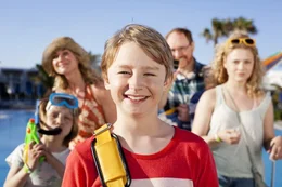 S&ouml;nke (William Ringstr&ouml;m) macht mit seiner Familie Urlaub in Griechenland.