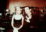 Der Multimillion&auml;r Jean-Marc Clement (Yves Montand, r.) l&auml;sst sich beim Theater anstellen, um seiner angebeteten Amanda (Marilyn Monroe, l.) nahe sein zu k&ouml;nnen ...