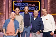 Moderator Kai Pflaume und seine Rateteam-Kapit&auml;ne Bernhard Ho&euml;cker und Wotan Wilke M&ouml;hring begr&uuml;&szlig;en in dieser Sendung den Koch und Unternehmer Robin Pietsch und den Koch und Fernsehmoderator Mario Kotaska.