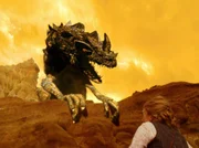 Auf dem Weg zum Mittelpunkt der Erde begegnet dem Expeditionsteam eine Reihe von Gefahren. Alice Hastings (Tushka Bergen) wird von einem Dinosaurier angegriffen.