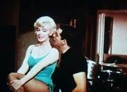 Die attraktive Amanda (Marilyn Monroe, l.) und ihr B&uuml;hnenpartner Tony (Frankie Vaughan, r.) haben ein gutes Verh&auml;ltnis zueinander ...