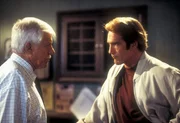Dr. Sloan (Dick Van Dyke, l.) und Steve (Barry Van Dyke, r.) diskutieren darüber, ob Senator Watson tatsächlich seine Frau Janet umgebracht hat. Dr. Sloan (Dick Van Dyke, l.) und Steve (Barry Van Dyke, r.) diskutieren darüber, ob Senator Watson tatsächlich seine Frau Janet umgebracht hat.
