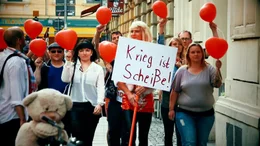 Christina (Christian Clau&szlig;) demonstriert f&uuml;r Frieden.