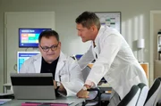 Hans-Peter Brenner (Michael Trischan, links) tut sich sehr schwer damit, einen OP-Bericht zu schreiben. Er soll genau schildern, wie der Eingriff abgelaufen ist, den Dr. Kathrin Globisch durchgef&uuml;hrt hat, die seit etwa zehn Jahren nicht mehr operiert hat. Brenner kommt sich vor, als w&uuml;rde er seine Chefin verpetzen. Dr. Kaminski (Udo Schenk) r&auml;t ihm sachlich und faktisch zu bleiben, keinen Konjunktiv zu verwenden und wenn er sich mit etwas nicht sicher ist, das auch genauso zu schreiben.