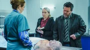 Pathologin Gina (Cristina Ionda, li.) berichtet Detective Kristin Sims (Fern Sutherland, Mitte) und Chefinspektor Mike Shepherd (Neill Rea, re.), dass Vince Scully (Barnie Duncan) an einer &Uuml;berdosis starb.