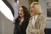 Caroline (Beth Behrs, r.) und Max (Kat Dennings, l.) sind geschockt, als plötzlich Nashs Mutter auftaucht und ihren Sohn mit nach Irland nehmen will ... Caroline (Beth Behrs, r.) und Max (Kat Dennings, l.) sind geschockt, als plötzlich Nashs Mutter auftaucht und ihren Sohn mit nach Irland nehmen will ...