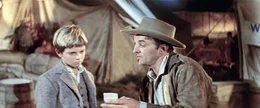 Der Witwer Matt Calder (Robert Mitchum, r.) hat f&uuml;r sich und seinen 10-j&auml;hrigen Sohn Mark (Tommy Rettig, l.) eine Farm gekauft, um sich in der Gegend niederzulassen ...