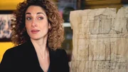 Stella (Melina Kanakaredes) begutachtet die Baupl&auml;ne der Arche Noah des Mordopfers.