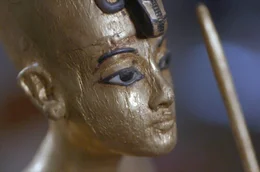 Diese vergoldete Pharaofigur stammt aus dem Grabschatz des Tutanchamun und soll ihn darstellen. Allerdings weist die W&ouml;lbung der Br&uuml;ste eher auf eine junge Frau als einen Mann hin ...