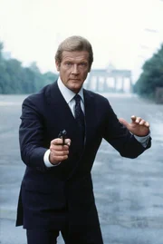 Kampfbereit, aber Immer aus dem Ei gepellt: James Bond (Roger Moore) im Geheimdienst Ihrer Magest&auml;t.