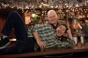 Jake (Andy Samberg, l.) und Jimmy Brogan (Stacy Keach) Jake (Andy Samberg, l.) und Jimmy Brogan (Stacy Keach)