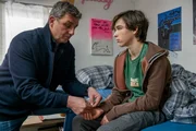 Fabian Bichler (Matteo Miska, r.) ist mit akuter Atemnot zusammengebrochen. Weder er noch Dr. Martin Gruber (Hans Sigl, l.) ahnen, welche besorgniserregende Diagnose dem jungen Mann bevorsteht. Fabian Bichler (Matteo Miska, r.) ist mit akuter Atemnot zusammengebrochen. Weder er noch Dr. Martin Gruber (Hans Sigl, l.) ahnen, welche besorgniserregende Diagnose dem jungen Mann bevorsteht.