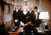 Als sich der Multimillion&auml;r Jean-Marc Clement (Yves Montand, l.) ausgerechnet in den Broadway Star Amanda Dell (Marilyn Monroe, M.) verliebt, sind die Vertrauten des Gesch&auml;ftsmanns, wie Alexander Coffman (Tony Randall, r.), geschockt, was er alles auf sich nimmt, um die h&uuml;bsche T&auml;nzerin zu beeindrucken ...