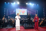 Lilian Klebow mit Dirigent Christian Kolonovits und Teresa Vogl.