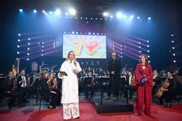 Lilian Klebow mit Dirigent Christian Kolonovits und Teresa Vogl.