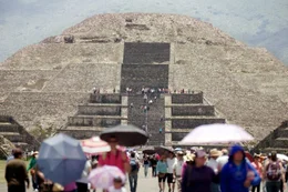Teotihuac&aacute;n ist eine der antiken mittelamerikanischen Monumentalst&auml;dte. Mal rivalisierte sie mit Naachtun, mal verb&uuml;ndeten sie sich.