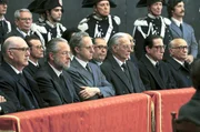 Die ganze Parteispitze der Democrazia Cristiana wohnt der Trauerfeier bei und bedauert die Toten, die der Überfall auf den Konvoi forderte. Werden sie alle Hebel in Bewegung setzen, um ihren Präsidenten zu retten? Die ganze Parteispitze der Democrazia Cristiana wohnt der Trauerfeier bei und bedauert die Toten, die der Überfall auf den Konvoi forderte. Werden sie alle Hebel in Bewegung setzen, um ihren Präsidenten zu retten?