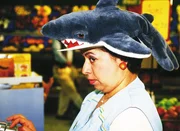 Neptunwoche im Supermarkt. Gisi (Franziska Traub) hofft, dass es bald vorbei ist. Neptunwoche im Supermarkt. Gisi (Franziska Traub) hofft, dass es bald vorbei ist.
