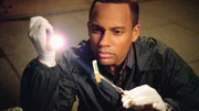 Ein Mann ist in einem brennenden Zigarettenkost&uuml;m von einem Geb&auml;ude gest&uuml;rzt: Dr. Hawkes (Hill Harper) untersucht den Vorfall.