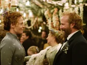 B&uuml;rgermeister Walker (William Hurt, r.) und die Dorf&auml;ltesten, unter denen sich auch die Mutter von Lucius (Sigourney Weaver, l.) befindet, wollen nicht zulassen, dass Lucius das Dorf verl&auml;sst, um Medikamente f&uuml;r einen Notfall zu besorgen. Trotzdem wagt er sich, wenn auch nicht weit, in den Wald der "Unaussprechlichen" hinein ...