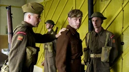 Bert Trautmann (David Kross, Mitte) ist Kriegsgefangener im Lager Lancashire.