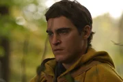 Covington ist ein winziges Kaff, das abgeschnitten vom Rest der Welt mitten in einem Wald liegt. Das Betreten des Waldes ist verboten, weil dort die unheimlichen "Unaussprechlichen" leben. Eines Tages aber will der junge Lucius (Joaquin Phoenix) den Wald durchqueren, um in einer Stadt Medikamente zu besorgen, die von den Dorfbewohnern ben&ouml;tigt werden ...