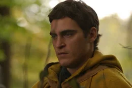 Covington ist ein winziges Kaff, das abgeschnitten vom Rest der Welt mitten in einem Wald liegt. Das Betreten des Waldes ist verboten, weil dort die unheimlichen "Unaussprechlichen" leben. Eines Tages aber will der junge Lucius (Joaquin Phoenix) den Wald durchqueren, um in einer Stadt Medikamente zu besorgen, die von den Dorfbewohnern ben&ouml;tigt werden ...