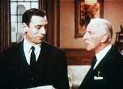 Der wohlhabende Gesch&auml;ftsmann Jean-Marc Clement (Yves Montand, l.) hat sich in ein Revuegirl verliebt. Er erz&auml;hlt seinem Anwalt John Wales (Wilfried Hyde-White, r.), dass er sich als Schauspieler anstellen lassen will, um die Angebetete mit seinem Charme und nicht mit seinem Geld zu becircen.