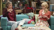 L-R: Penny (Kaley Cuoco), Bernadette (Melissa Rauch)