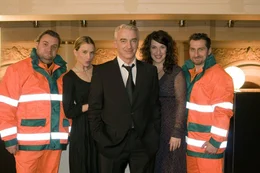 v.l.n.r.: Dicker (Christoph Hagen Dittmann), Kristin Ullrich (Nadeshda Brennicke), Lukas/Max (Christoph M. Ohrt), Elena (Clelia Sarto), Hazim (Tim Seyfi)
