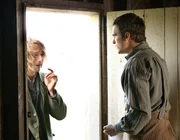Als Dorftrottel Noah (Adrien Brody, l.), der in Ivy verliebt ist, seinen Nebenbuhler Lucius (Joaquin Phoenix, r.) niedersticht, gibt es nur eine M&ouml;glichkeit, dessen Leben zu retten: Es muss jemand Medikamente aus der Stadt besorgen. Doch niemand will sich freiwillig auf den gef&auml;hrlichen Marsch durch den Wald einlassen ...