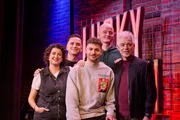 Von links: Matilde Keizer, &Ouml;zcan Coşar, Fabian Lampert, Moritz John und Michael Mittermeier.