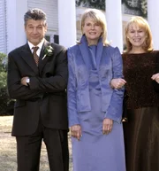Melanies Eltern Pearl (Mary Kay Place, r.) und Earl (Fred Ward) mit Andrews Mutter Kate (Candice Bergen), der B&uuml;rgermeisterin von Newe York.