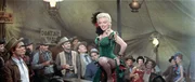Die h&uuml;bsche Bars&auml;ngerin Kay (Marilyn Monroe) verzaubert die M&auml;nner des Wilden Westens ...