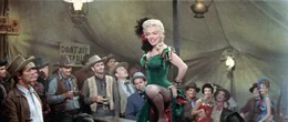 Die h&uuml;bsche Bars&auml;ngerin Kay (Marilyn Monroe) verzaubert die M&auml;nner des Wilden Westens ...