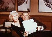 Endlich bekommt der Gesch&auml;ftsmann Jean-Marc Clement (Yves Montand, r.) das was er will: Eine Rolle in einem Theaterst&uuml;ck, zusammen mit seiner Angebeteten Amanda (Marilyn Monroe, l.) ...