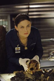 Brennan (Emily Deschanel) untersucht den skelettierten Sch&auml;del des Opfers aus der Zeitkapsel und kann den Mann identifizieren. Doch wer hat ihn vor vielen Jahren umgebracht?
