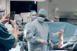 Nachdem eine passende Spenderhand gefunden wurde, f&uuml;hrt das Team um Jorma Ryh&auml;nen die bis zu 17 Stunden dauernde Transplantation durch &ndash; dabei werden Knochen, Muskeln, Gef&auml;&szlig;e und Nerven miteinander verbunden.