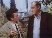 Dr. Eric Masons (Nicol Williamson, re.) Doberm&auml;nner haben seinen besten Freund Charly get&ouml;tet. Lt. Columbo (Peter Falk) ermittelt in dieser Sache.