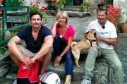 Ciao Marco! Zusammen mit Bettina (Mitte), Felice und Retromops Dexter geht Marco Schreyl (l) auf Vespatour durch Italien: Vom Gardasee bis in die Cinque Terre. Ciao Marco! Zusammen mit Bettina (Mitte), Felice und Retromops Dexter geht Marco Schreyl (l) auf Vespatour durch Italien: Vom Gardasee bis in die Cinque Terre.