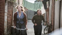 Trautmann (David Kross) m&ouml;chte Margaret (Freya Mavor) f&uuml;r sich gewinnen.