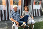 Charly campt schon seit über 50 Jahren auf diesem einen Platz in Neuharlingersiel an der Nordsee, war schon als Kind mit seinen Eltern immer hier. Charly und Regina. Charly campt schon seit über 50 Jahren auf diesem einen Platz in Neuharlingersiel an der Nordsee, war schon als Kind mit seinen Eltern immer hier. Charly und Regina.