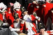 Semir (Erdogan Atalay, vorne l.) und Ben (Tom Beck, M.) d&uuml;rfen auf einem Wagen der "Roten Funken" im K&ouml;lner Rosenmontagszug mitfahren.
