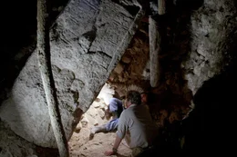Der renommierte Epigraphiker Alfonso Lacadena auf den Spuren der Mayas in Naachtun